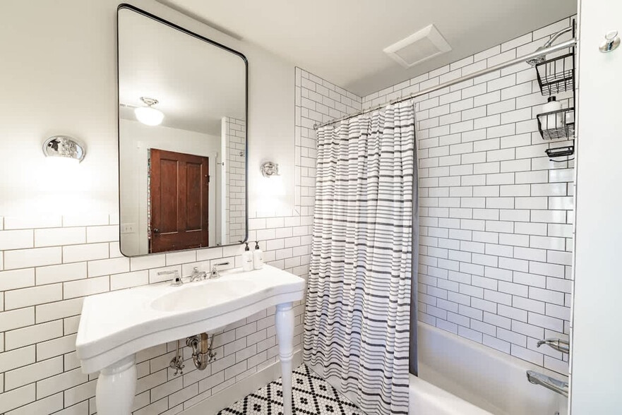 Building Photo - 108 Featherbone Ave