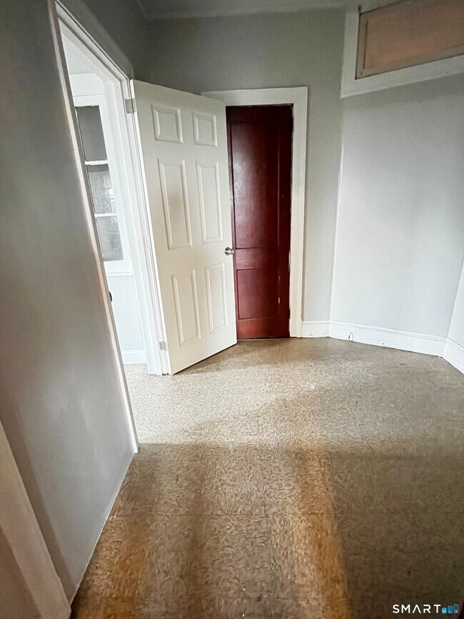 Building Photo - 143 Putnam St