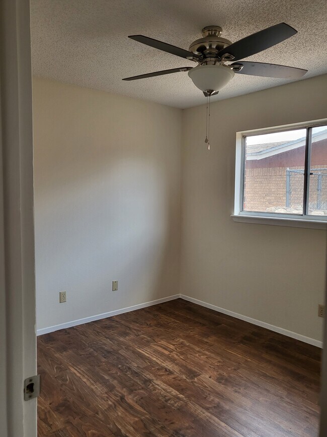 Building Photo - 3453 Hollyglen St
