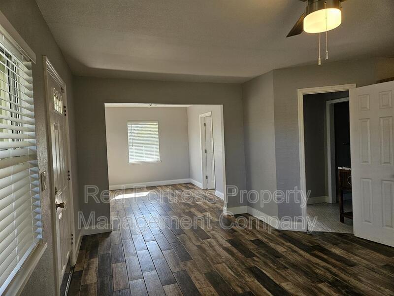 Building Photo - 433 South Dr