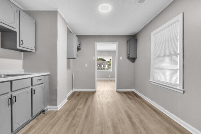 Building Photo - 1880 Glory Cir