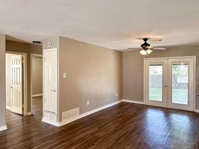 Building Photo - 3 Bedroom / 2 Bath / 2 Car Garage