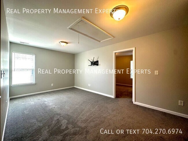 Building Photo - 14221 Lake Crossing Dr