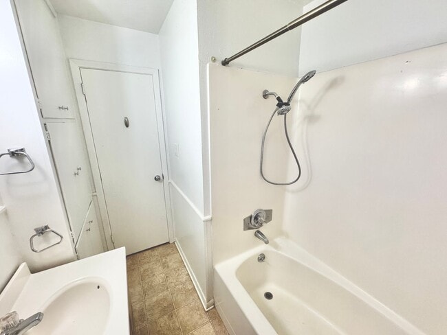 Building Photo - Charming 2 Bed 1 Bath Duplex - Walk to Sch...