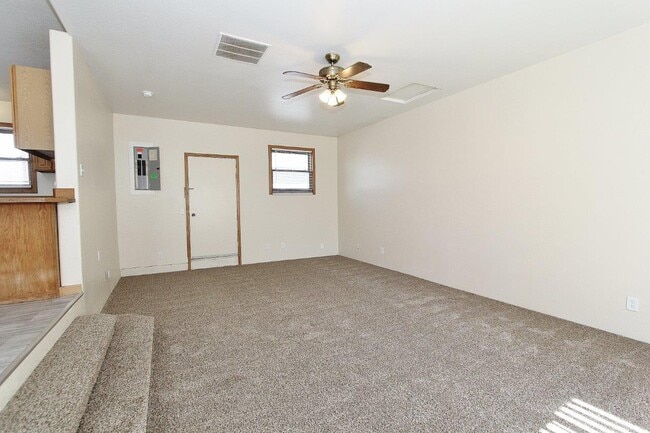 Building Photo - 1020 S Hayes Ave