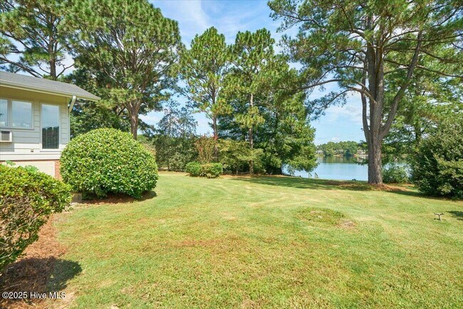 Building Photo - 60 Pine Lake Dr