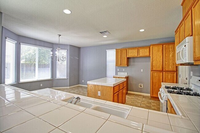 Building Photo - Lovely, Hidden Lake 4 bedroom, 2.5 bathroo...