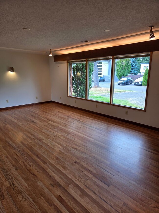 Building Photo - 1 level Mid Century Beauty! 3 Bd/ 3 ba