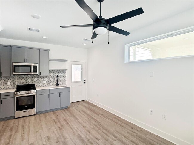 Building Photo - 6107 Begonia Cir