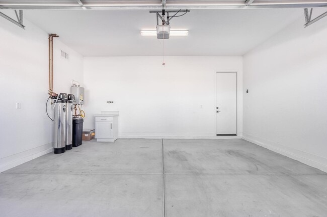 Building Photo - 8723 W Vista Ave