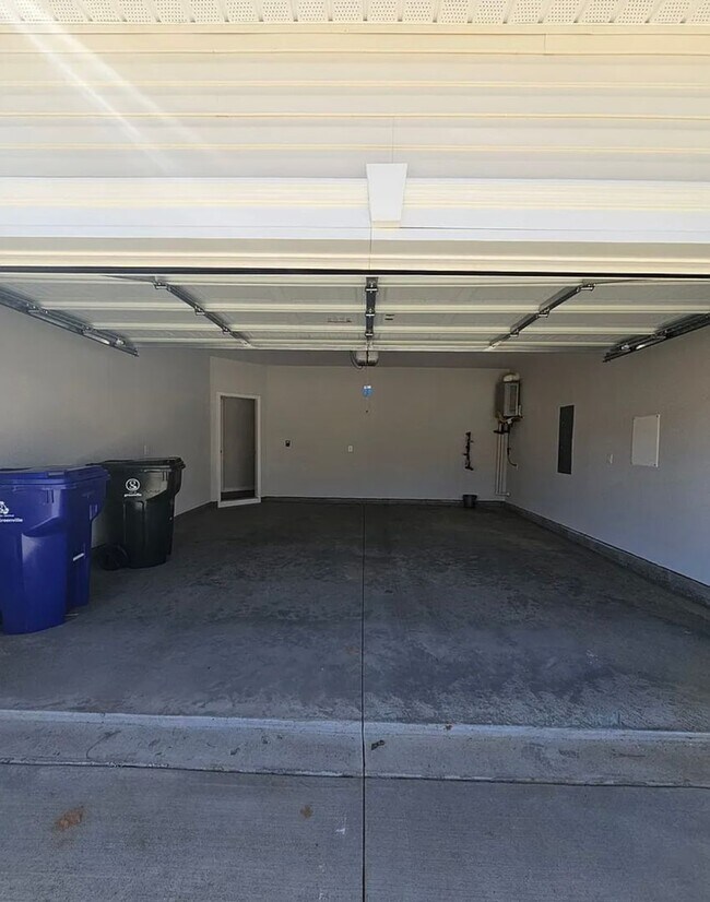 Building Photo - Very Spacious Townhome Available For Move In March 2026