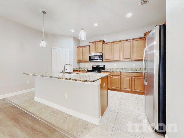 Building Photo - 13811 Newport Shores Dr