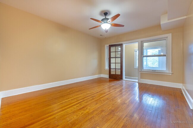 Building Photo - 6819 S Ridgeland Ave
