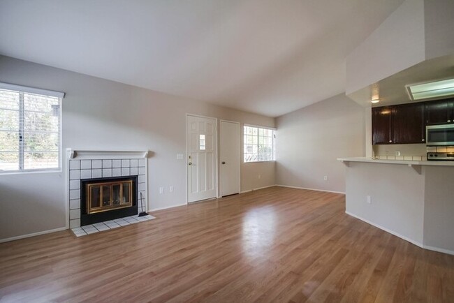 Building Photo - 2049 Haller St
