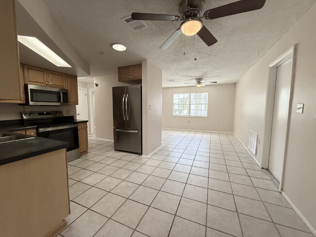 Building Photo - "Charming 2-Bedroom, 2-Bath Oasis with 1400 Sq Ft of Comfort in Port Richey!"
