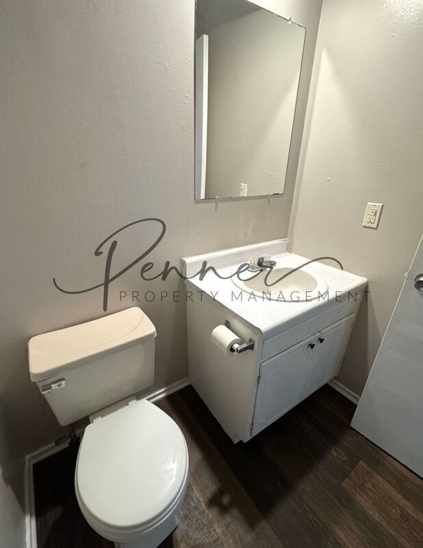 Building Photo - 214 N Oak Dr