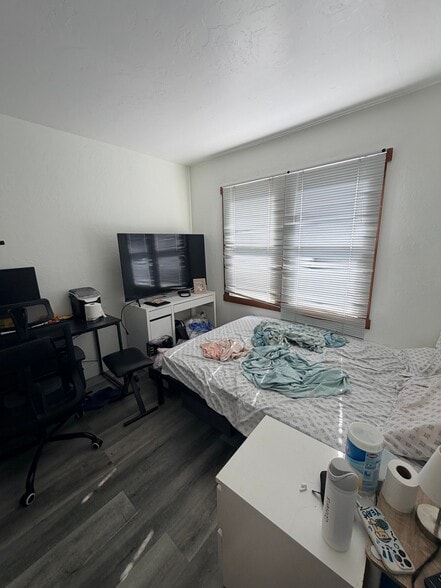 Building Photo - 1780 Le Roy Ave