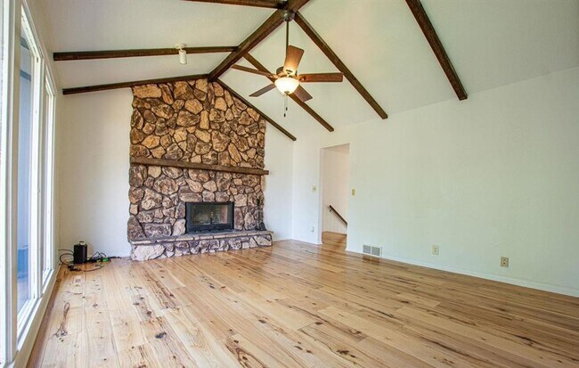 Building Photo - WELCOME HOME!