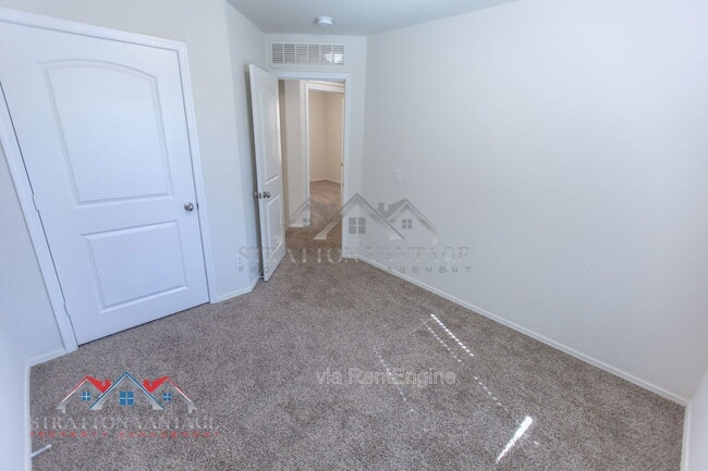 Building Photo - 5926 E Oasis Blvd