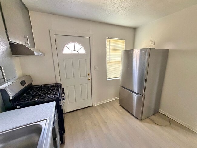 Building Photo - 2 bed home for rent