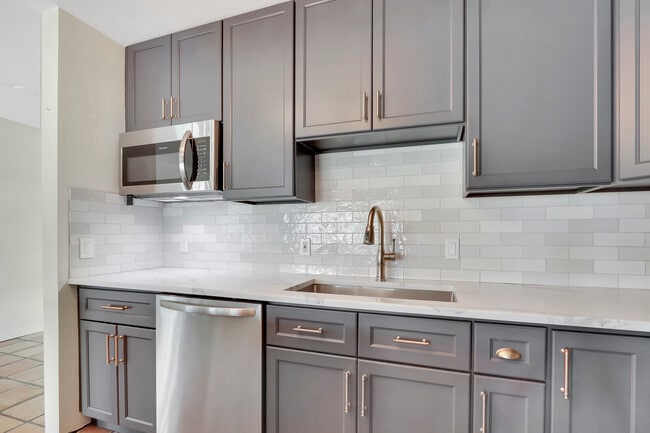 Building Photo - 8336 SE Palm St