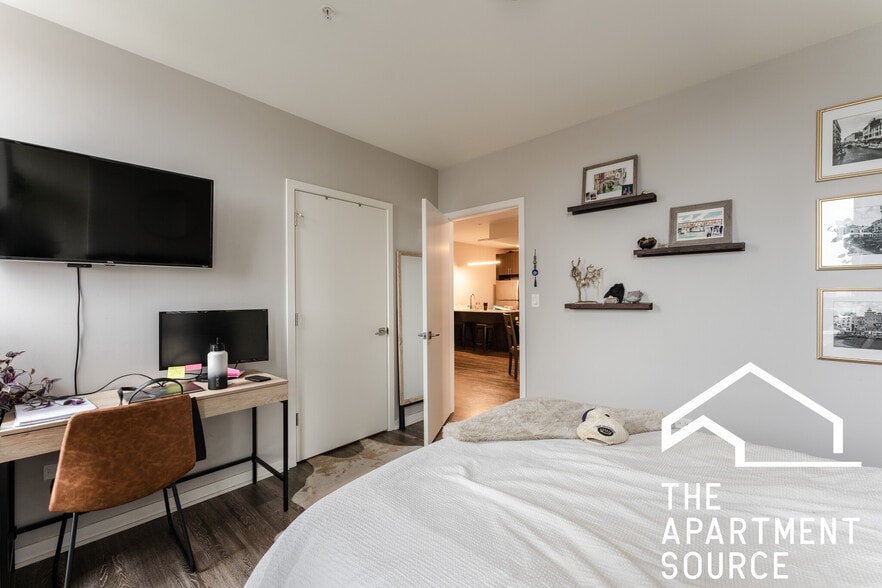 Building Photo - 301 W North Ave