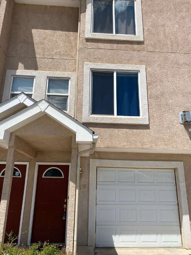 Building Photo - 3 bedroom townhouse westside - Mesa Valley