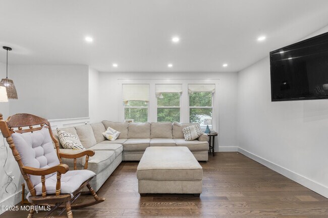 Building Photo - 741 Lakehurst Ave