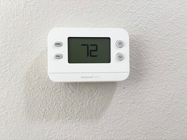 Building Photo - 3571 Lake Crest Dr