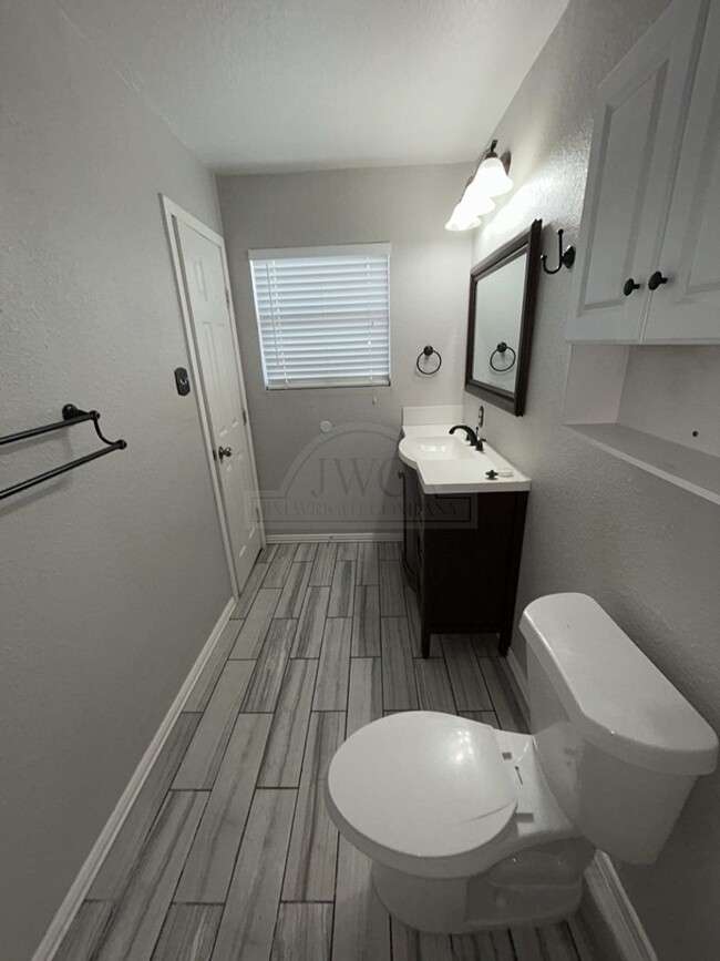 Building Photo - 601 Sutton Dr