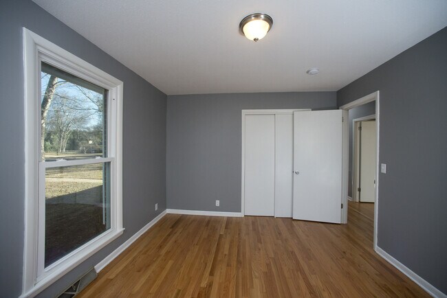 Building Photo - Beautiful Three Bedroom Home! AVAILABLE 8/...