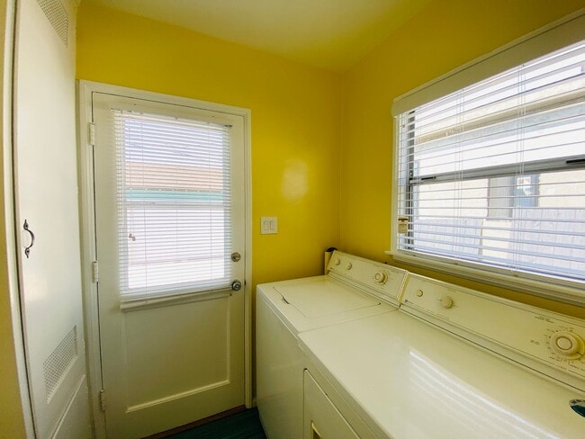 Building Photo - Delightful 3 bedroom 2½ Bathroom Single Family Home In North Hollywood Landscaped Yard