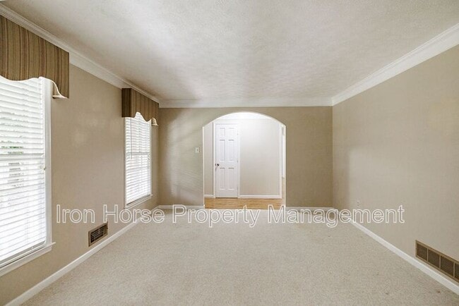 Building Photo - 1110 Maple Cir