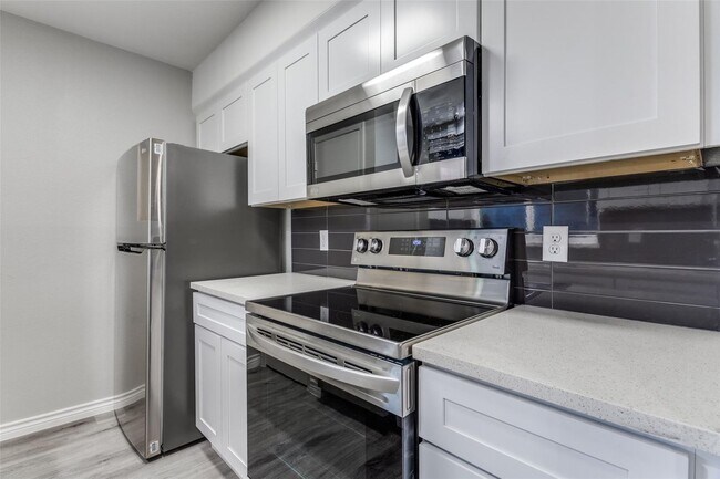 Building Photo - 5142 Amesbury Dr