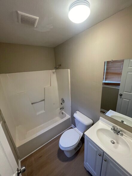 Building Photo - 521 Swann St