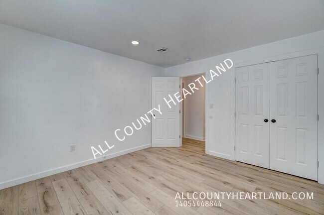 Building Photo - 208 W Kittyhawk Dr