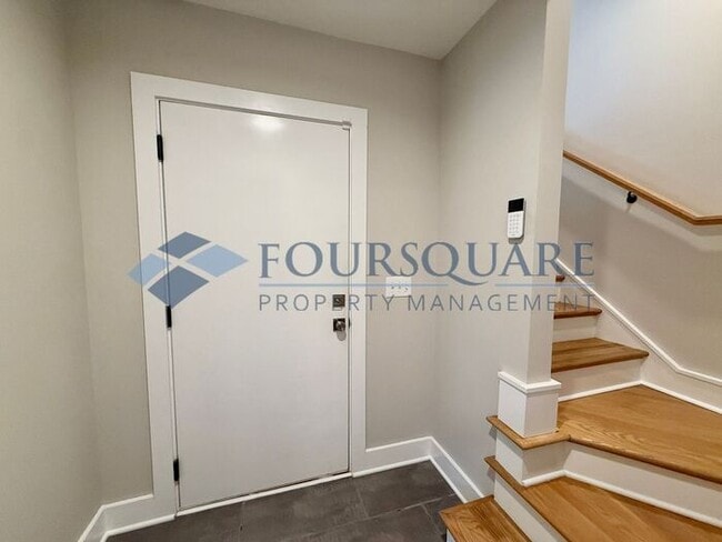 Building Photo - Beautiful  3-Bed / 3.5-Bath End-Unit Townhome with Rooftop Patio, Skyline Views & Climate-Control...