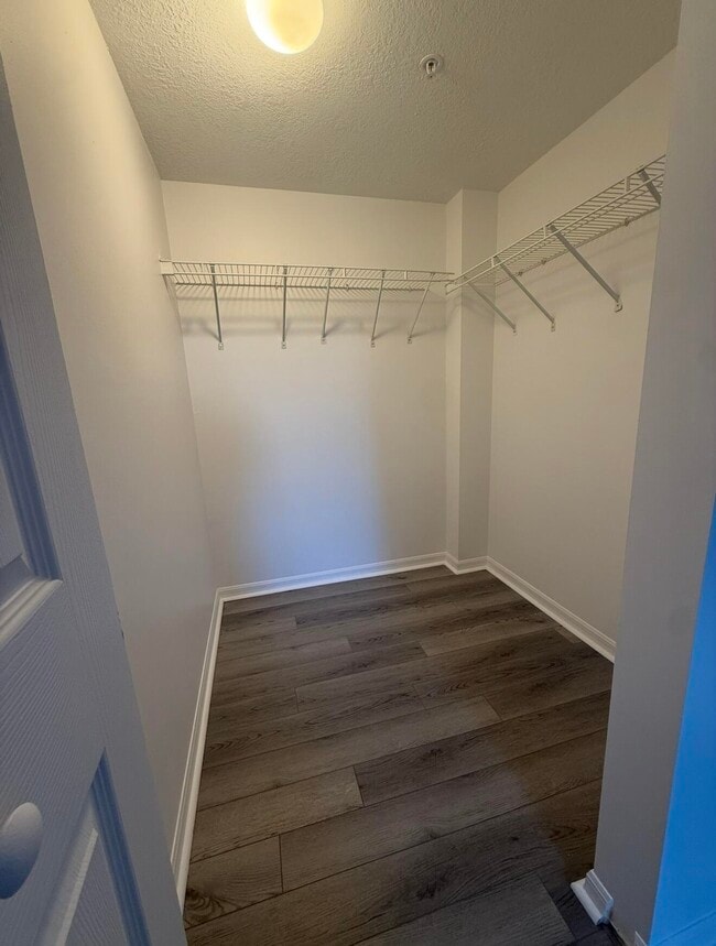 Building Photo - 100 Crestwood Ct N