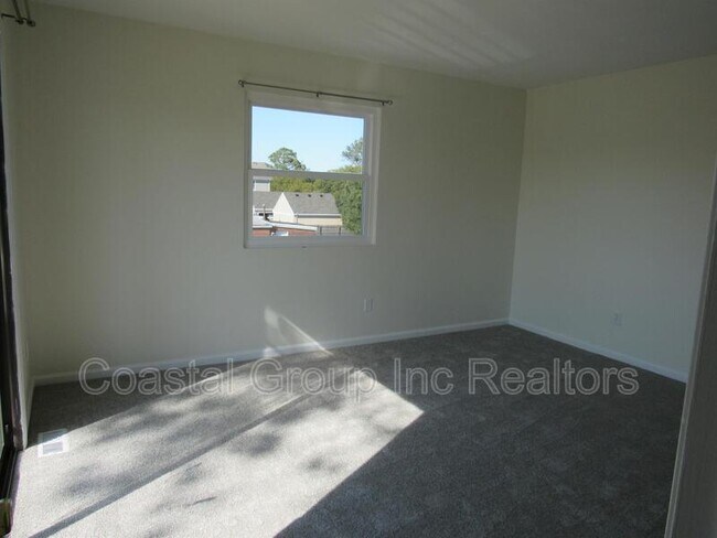Building Photo - 9518 18th Bay St