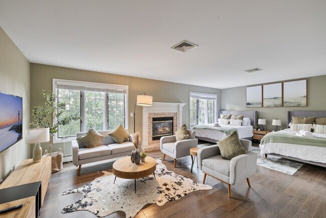 Building Photo - 321 Museum Village Rd