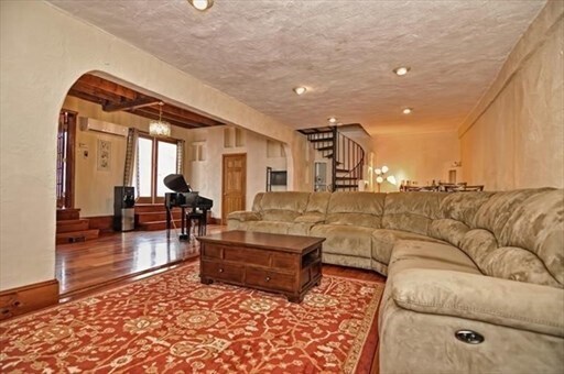 Building Photo - 2 Traverse St