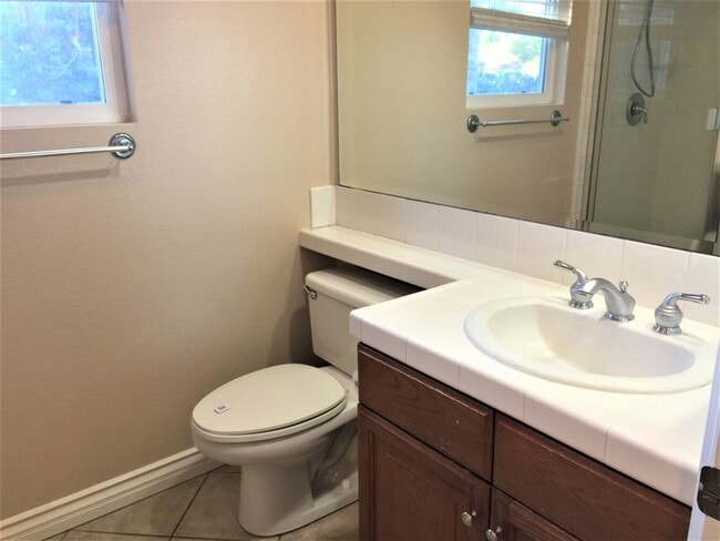 Building Photo - Gorgeous large single family home in Eastlake!
