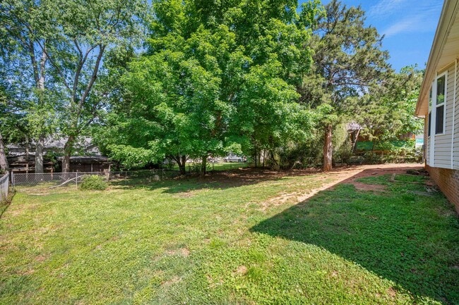 Building Photo - Charming Brick Ranch with Spacious Living Areas & Beautiful Bay Window Views!