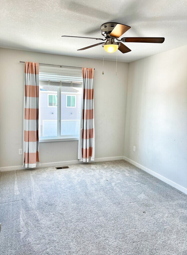 Building Photo - 327 NE Otter Dr