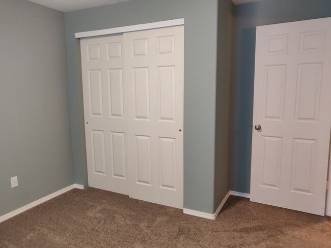 Building Photo - Stylish SW Bend 3×2 with Fenced Yard