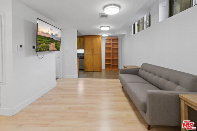 Building Photo - 10982 Roebling Ave