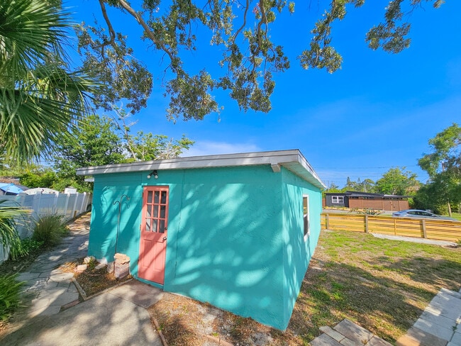 Building Photo - 6647 Hibiscus Ave S