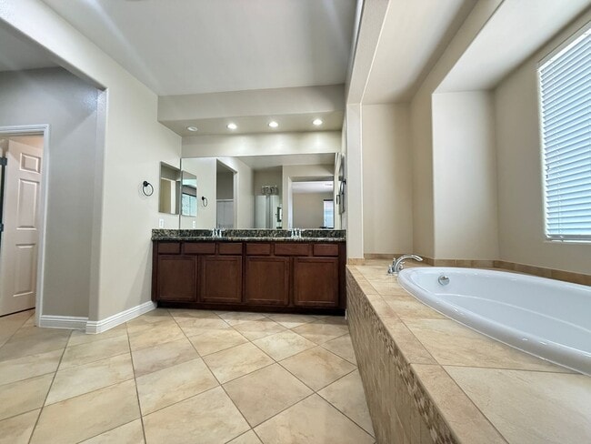 Building Photo - 116 Augusta Course Ave