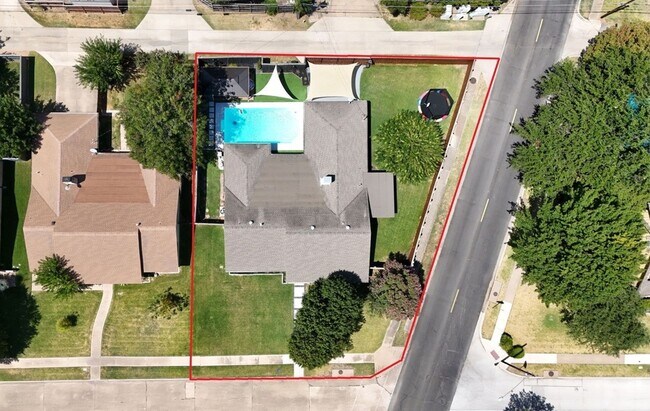Building Photo - 7765 El Pensador Dr