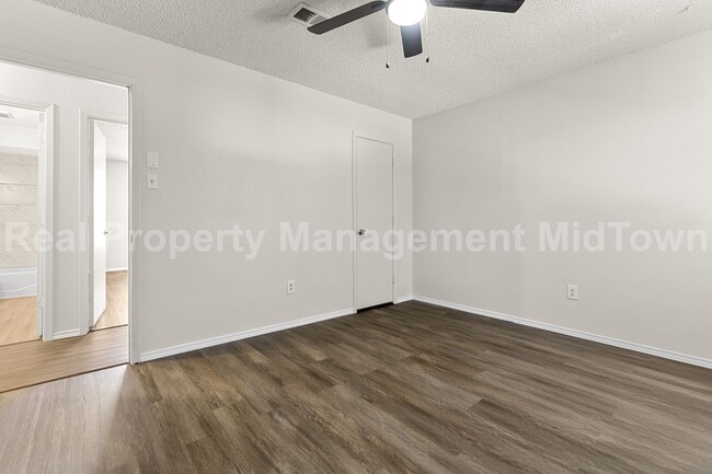 Building Photo - Spacious 2-Bedroom Duplex in South Fort Wo...